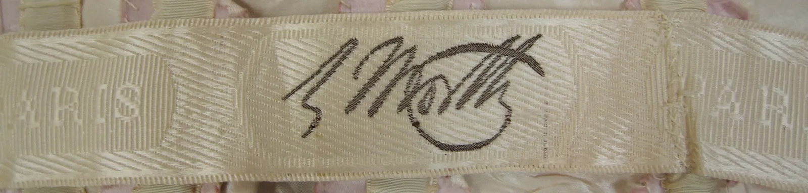 Label van House of Worth