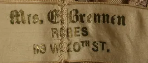 Label van Mrs. E. Brennen